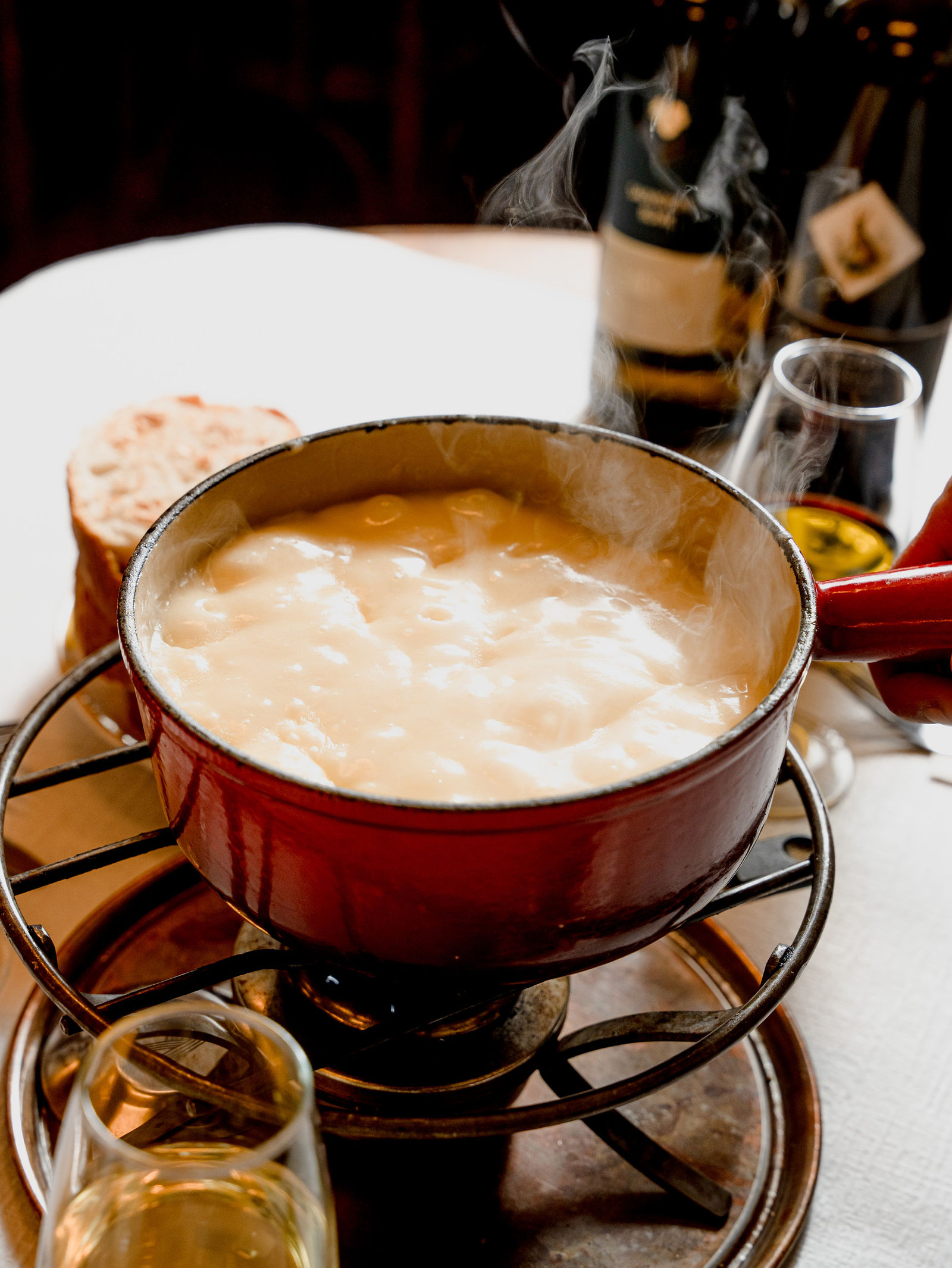 Caquelon de fondue fumante au Café du Soleil