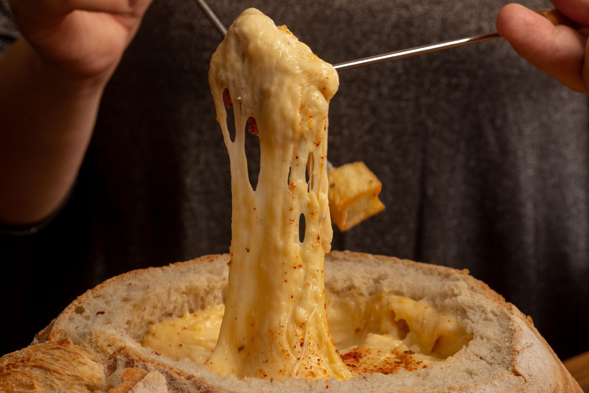 Fondue moitié-moitié, filage de fromage