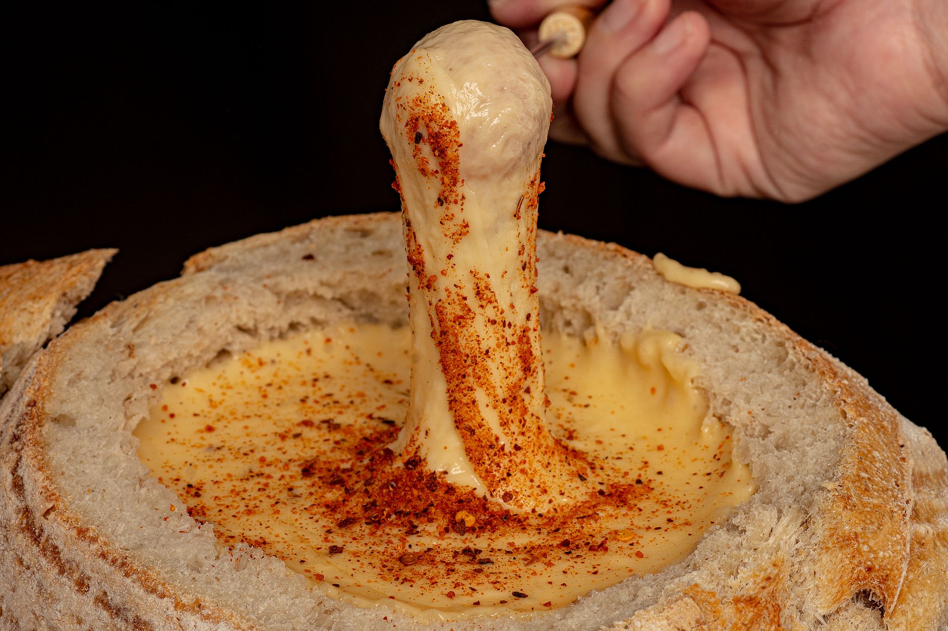 Gros plan sur un caquelon de fondue suisse