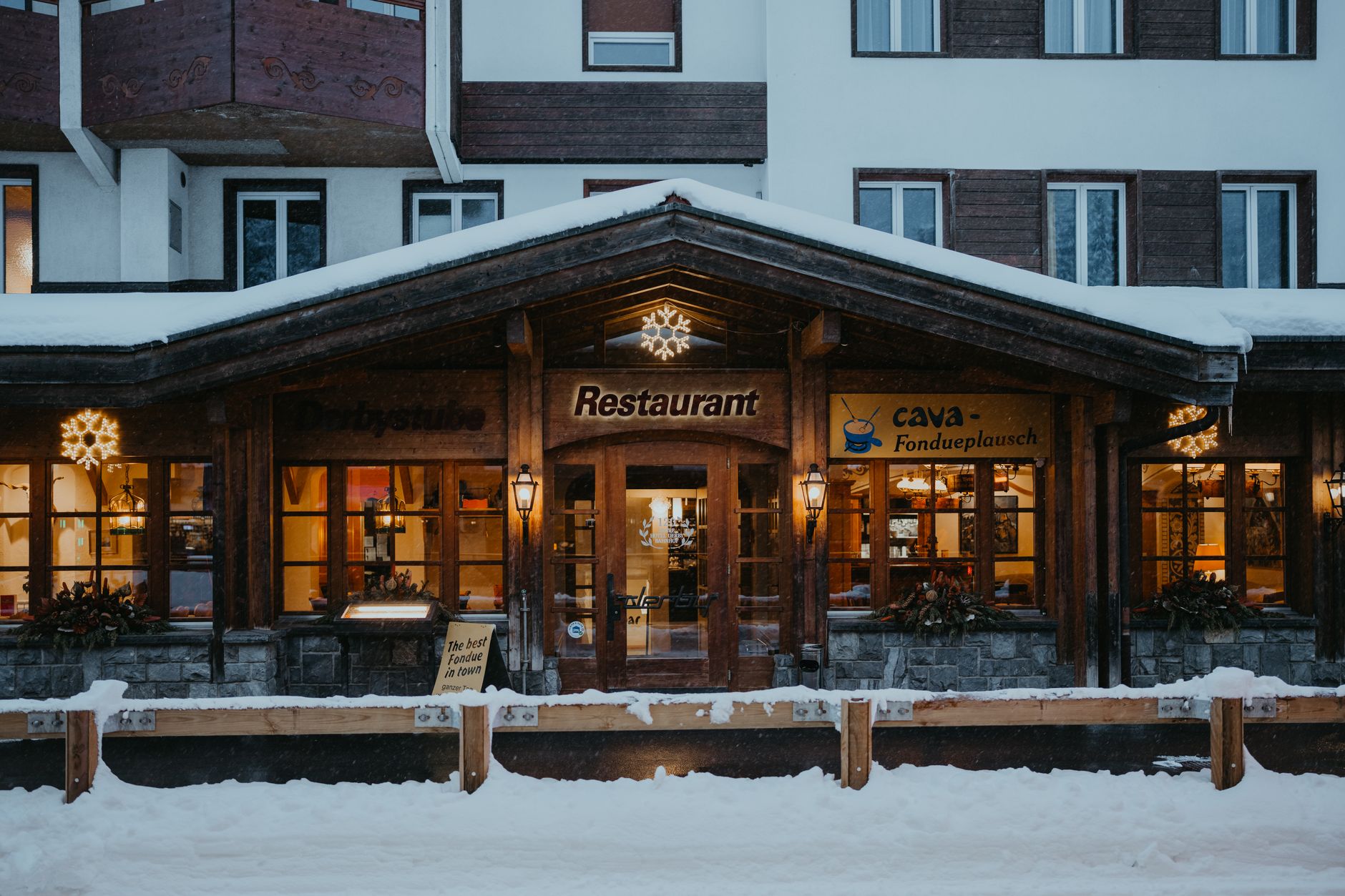 Façade chaleureuse du Café du Soleil en hiver